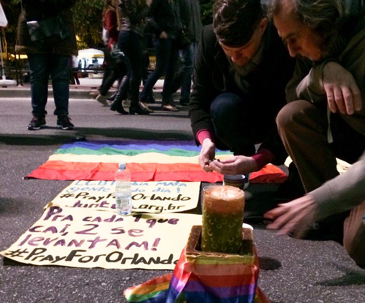Vigília acontece na Avenida Paulista em homenagem aos mortos no massacre da boate Pulse, em Orlando