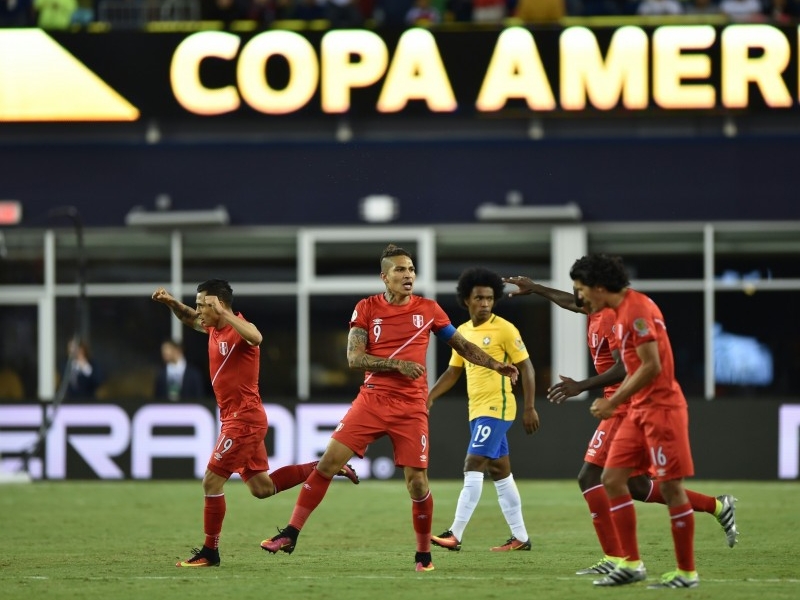 Peruanos celebram gol que eliminou o Brasil na Copa América Centenário