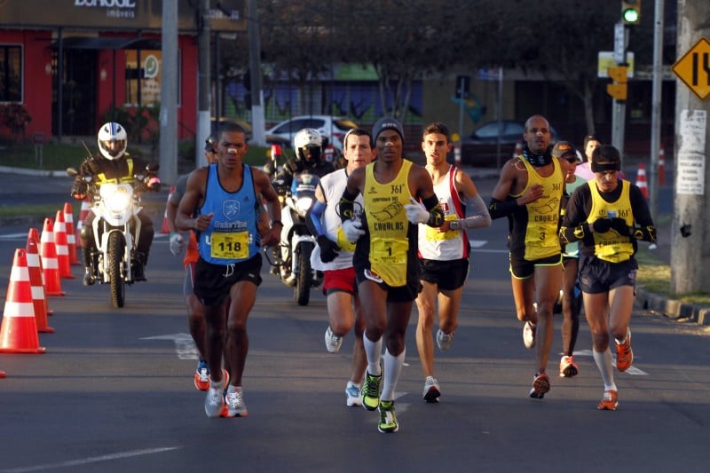  Baixa temperatura não afugentou os mais de 7,5 mil corredores que participaram da prova