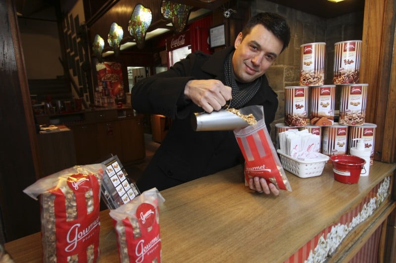 Rafael Peccin vende at&eacute; 20 mil pacotes de pipoca por m&ecirc;s, com sabores inusitados Foto: JONATHAN HECKLER/JC