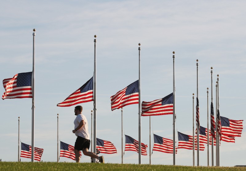 Bandeiras em Washington, capital do país, ficaram à meio mastro nesta segunda-feira