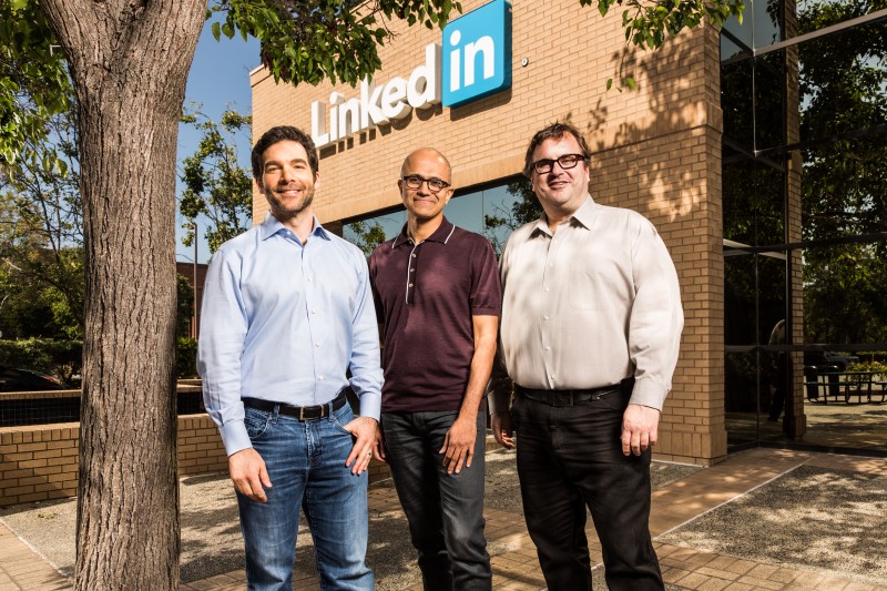 Jeff Weinder, CEO do Linkedni, Satya Nadella, CEO da Microsoft, e Reid Hoffman, cofundador do LinkedIn
