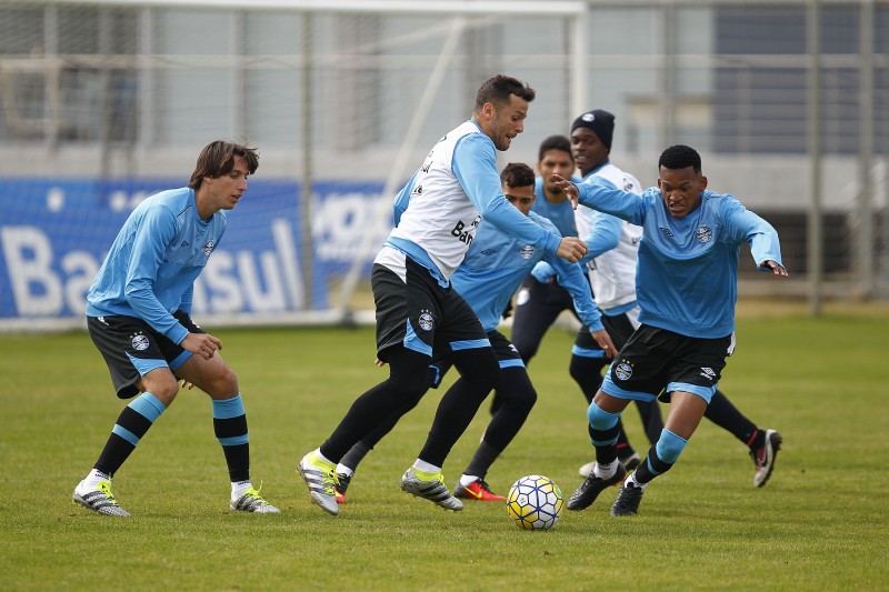 Jogadores do Grêmio realizam treino durante a manhã desta terça-feira