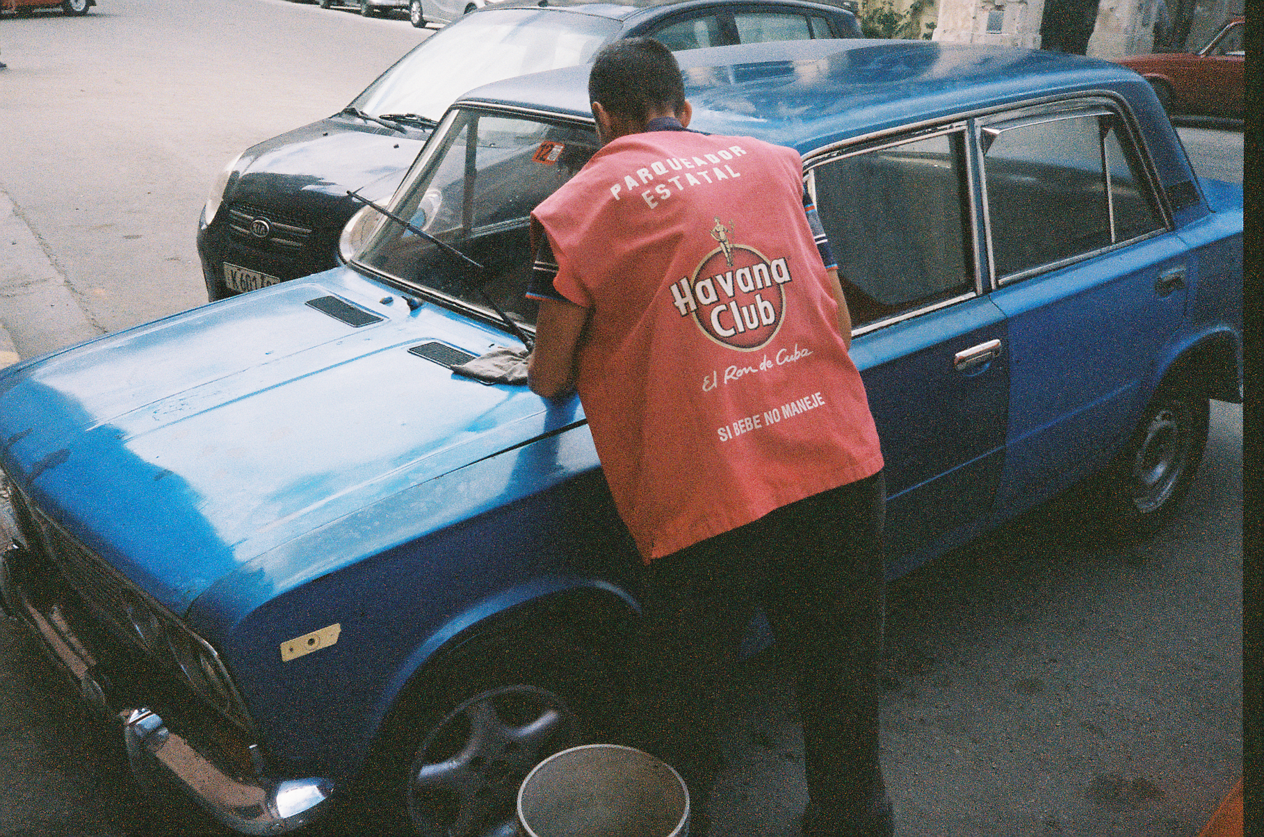 Flanelinha trabalhando normalmente em Havana, Cuba