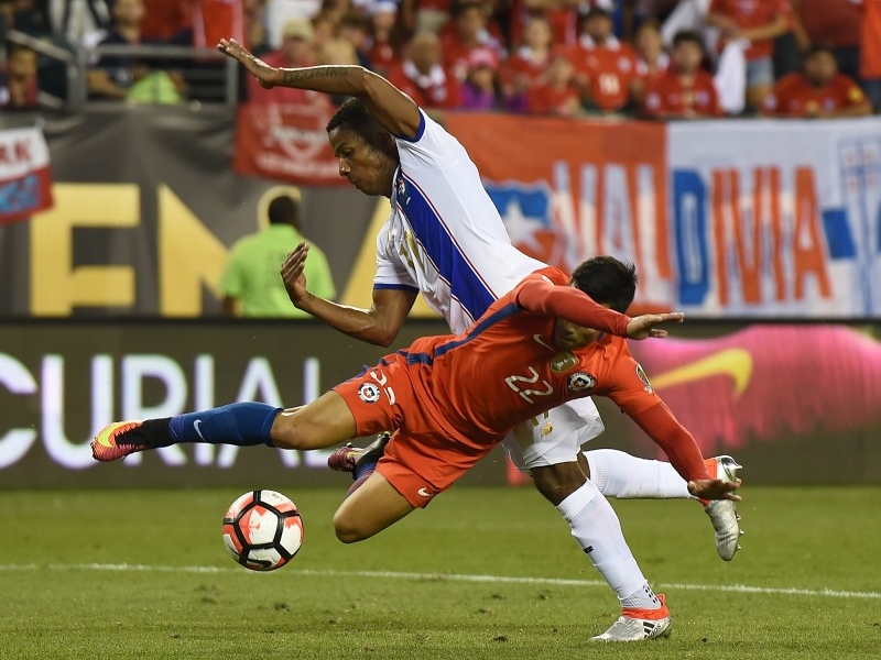 Luiz Henriquez e Edson Puch disputam a bola no estádio do Philadelphia Eagles