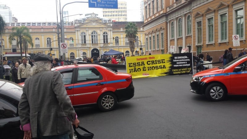 Greve dos municipários interrompeu o trânsito na rua Siqueira Campos, no Centro de Porto Alegre