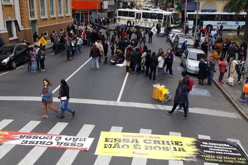 Municipários em greve realizam protesto na rua Siqueira Campos