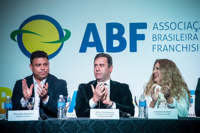 Ronaldo Nazário (e) anunciou sua rede de escolinhas de futebol