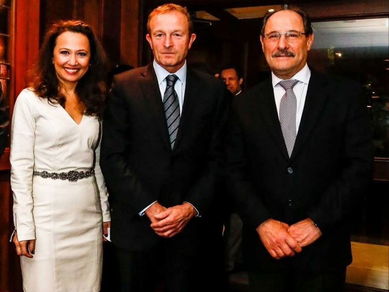 Karim Miskulin com Charles Desmartis, CEO do Grupo Carrefour Brasil, e o governador José Ivo Sartori