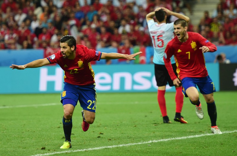 Nolito (E) contribuiu com um gol uma assistência na vitória espanhola