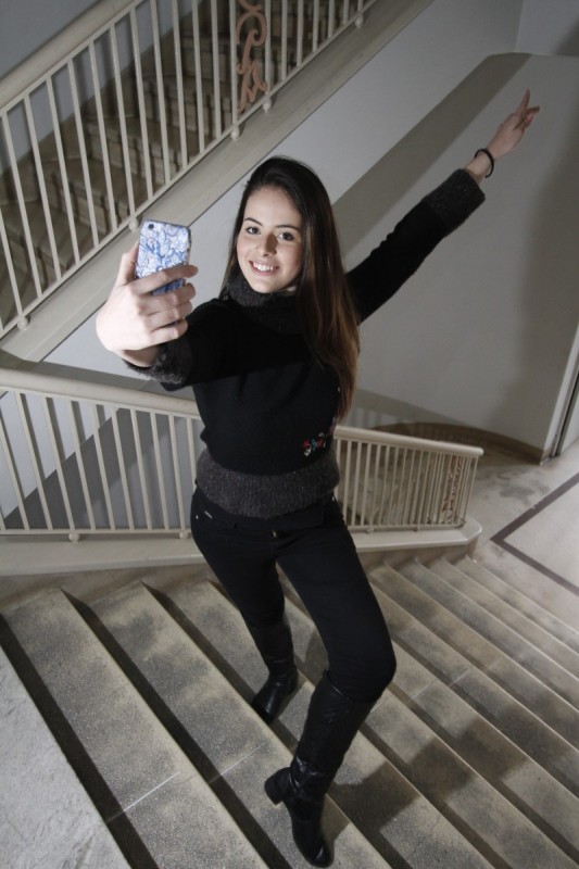 Carolina &eacute; super conectada e faz v&aacute;rias atividades ao mesmo tempo Foto: JONATHAN HECKLER/JC