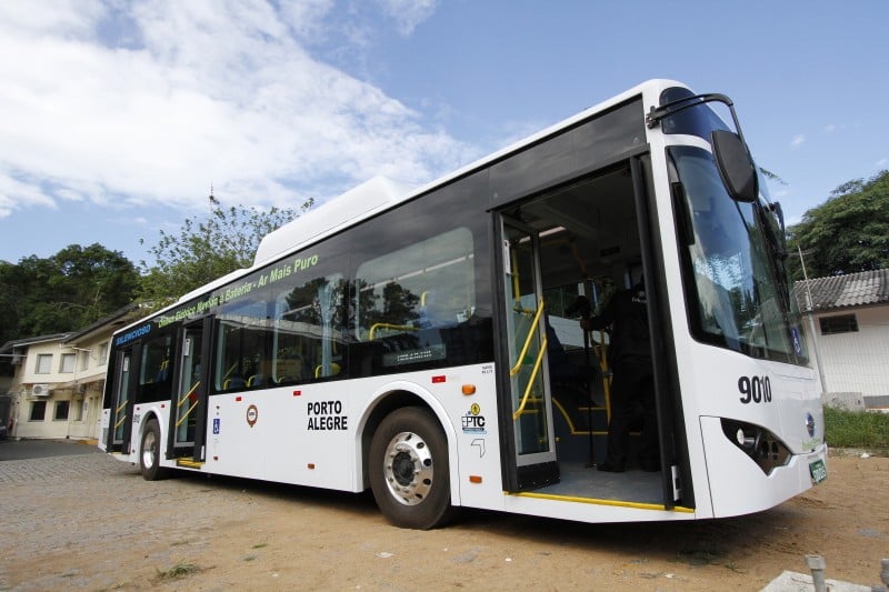 Bateria do coletivo dura 250 quilômetros e, para carregá-la, são necessárias três horas  