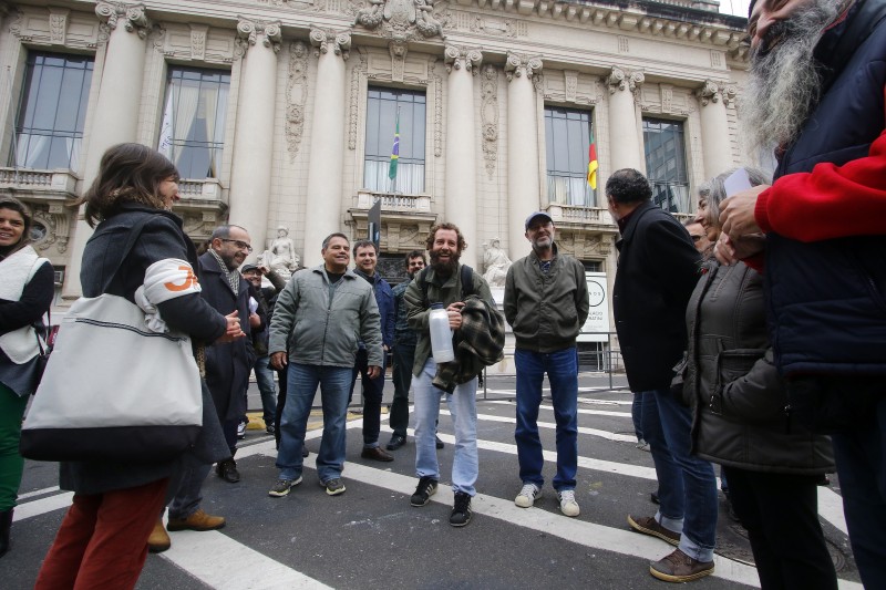 Jornalistas ocuparam a área em frente ao Palácio Piratini, no Centro da Capital