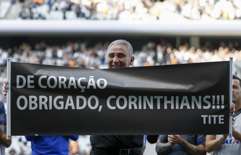 Homenagem marcou a despedida de Tite, contratado para dirigir a seleção brasileira