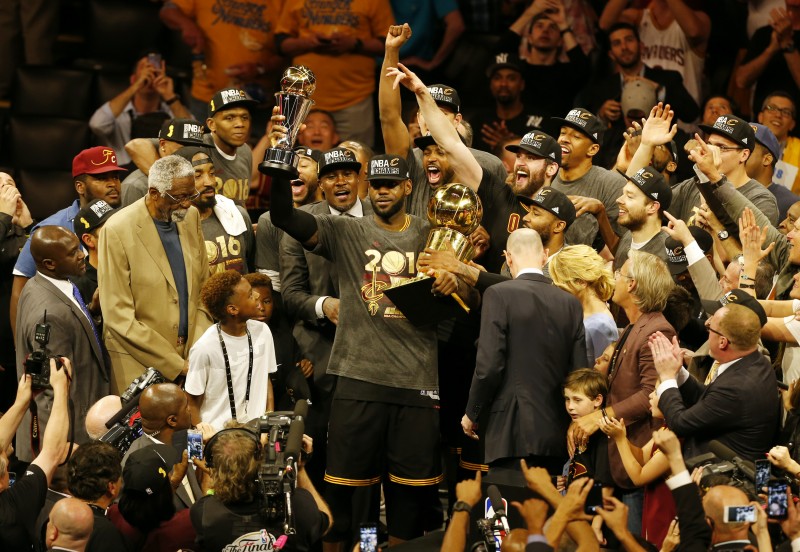LeBron James ergue o troféu de campeão da temporada