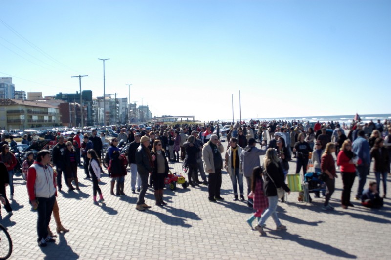 Evento que reuniu carros antigos e outras atrações levou as pessoas a praia de Capão da Canoa, em pleno frio