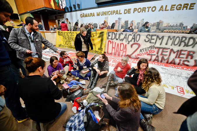 Plenário da Câmara de Porto Alegre segue ocupado pelos municipários