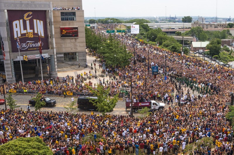Uma multidão saiu em Cleveland para festejar o título na NBA