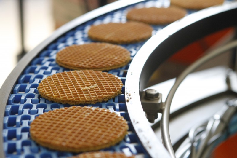 Biscoito &eacute; composto por duas partes de massa, em formato de disco, recheadas com caramelo Foto: JONATHAN HECKLER/JC