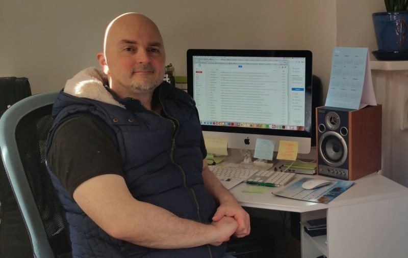 Jovens manifestantes pró-permanência mostram seus argumentos para o plebiscito