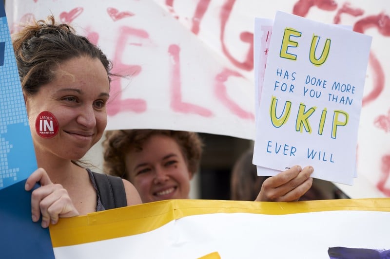 Jovens manifestantes pró-permanência mostram seus argumentos para o plebiscito
