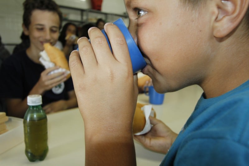 Companhias vão fornecer sucos 100% natural, água mineral e de coco e bebidas lácteas