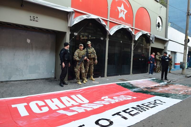 Manifestantes estenderam faixa com a foto de Eduardo Cunha e os dizeres "Tchau, ladrão. E o Temer?"