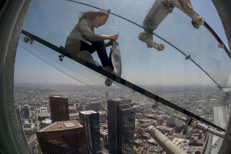 Corajosa desliza pela lateral do US Bank Tower em Los Angeles