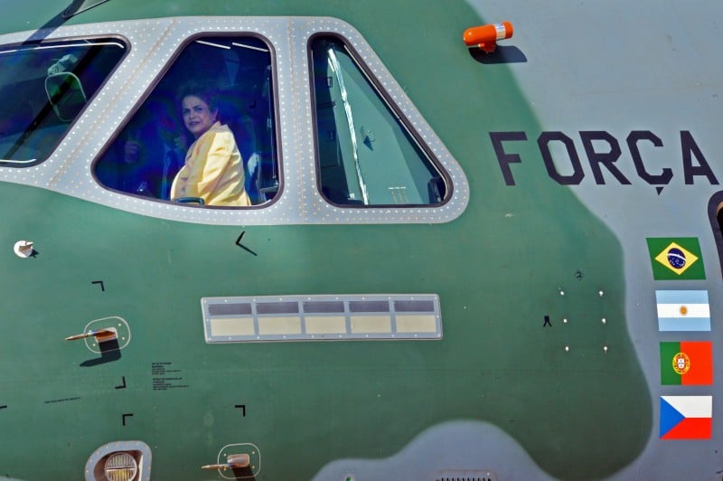  Brasília - A presidenta Dilma Rousseff, e o ministro da Defesa, Aldo Rebelo, durante apresentação da aeronave KC-390, novo avião cargueiro projetado pela Força Aérea Brasileira (FAB) (José Cruz Agência Brasil)  