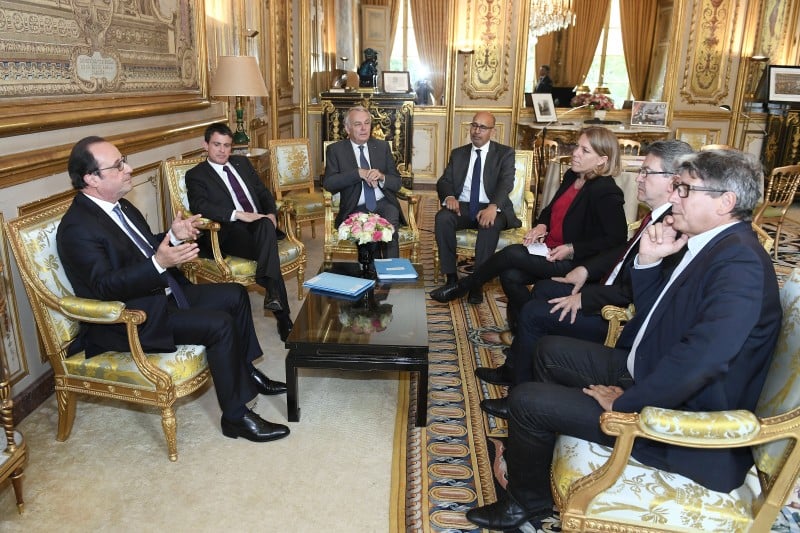 Hollande (à esquerda) convidou representantes dos Republicanos, da Frente Nacional e do Partido Verde