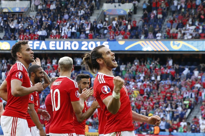 Bale e colegas de seleção comemoram classificação inédita do País de Gales