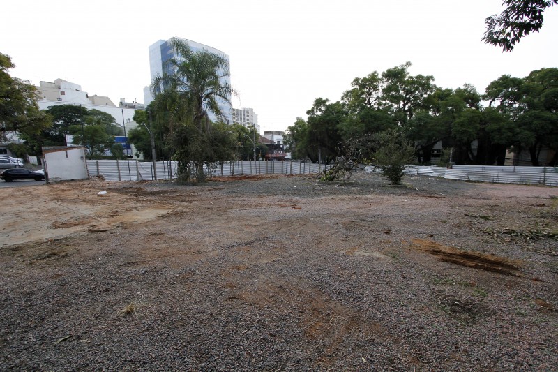 Terreno localizado na  esquina da rua Dr Timóteo com Tobias da Silva