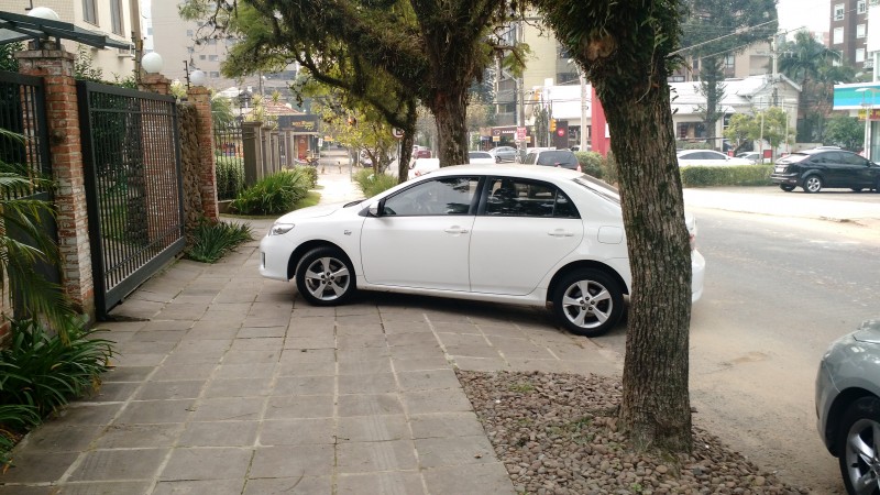 Carro estacionado na calçada da rua Comendador Rheingantz