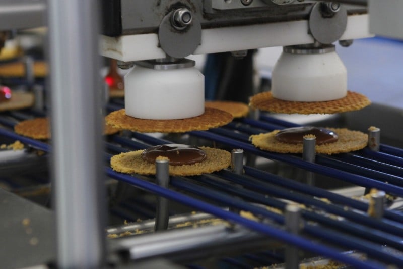 Após compra de maquinário, cerca de 1 mil biscoitos podem ser produzidos por hora Foto: JONATHAN HECKLER/JC