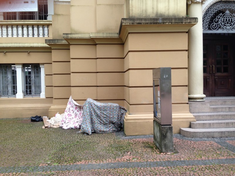 Obras na fiação de luz da rua Padre Chagas, em Porto Alegre