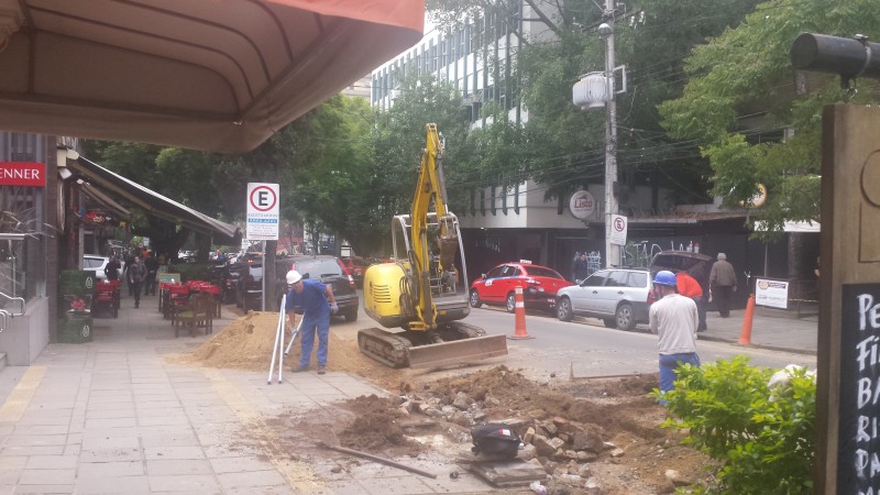 Obras na fiação de luz da rua Padre Chagas, em Porto Alegre