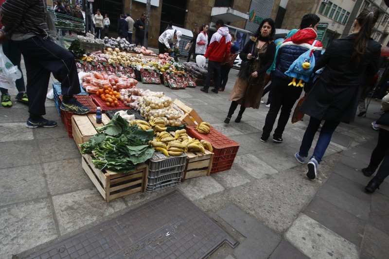 Camelôs e ambulantes na Rua da Praia, no Centro Histórico de Porto Alegre 