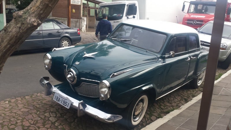 Clássico americano, o Studbaker de 1951 atrai olhares de quem passa pela avenida Bahia, em Porto Alegre