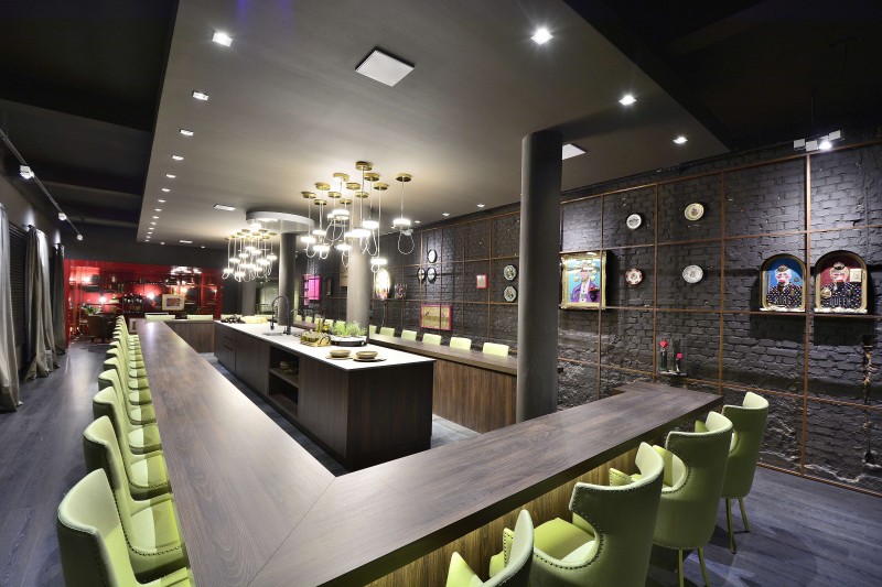 O jantar &eacute; servido para 36 pessoas no ambiente da Casa Cor Foto: EDUARDO LIOTTI/Divulga&ccedil;&atilde;o/JC                      