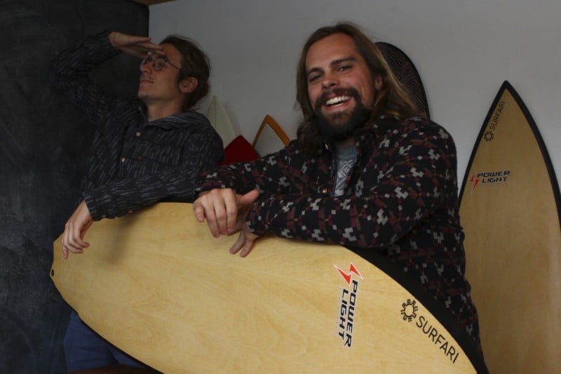 Sempre remando: Eduardo Linhares e Lucas Zuch comparam a const�ncia das ondas do mar com a vida de empreendedor