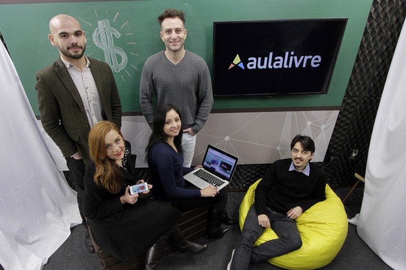 Lima (de cinza), Juliana (de azul), Zaindan (de casaco), Anelise Santos e Felipe Dias estão à frente da startup Foto: MARCO QUINTANA/JC