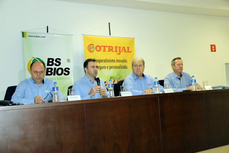Erasmo Carlos Battistella (segundo à esquerda, na foto) diz que a empresa vai focar produção de biocombustíveis