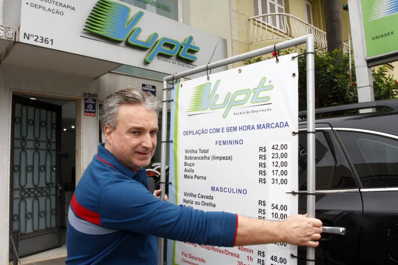 Mauro Amaral Gon&ccedil;alves colocou &agrave; venda seu est&uacute;dio de depila&ccedil;&atilde;o Foto: MARCELO G. RIBEIRO/JC