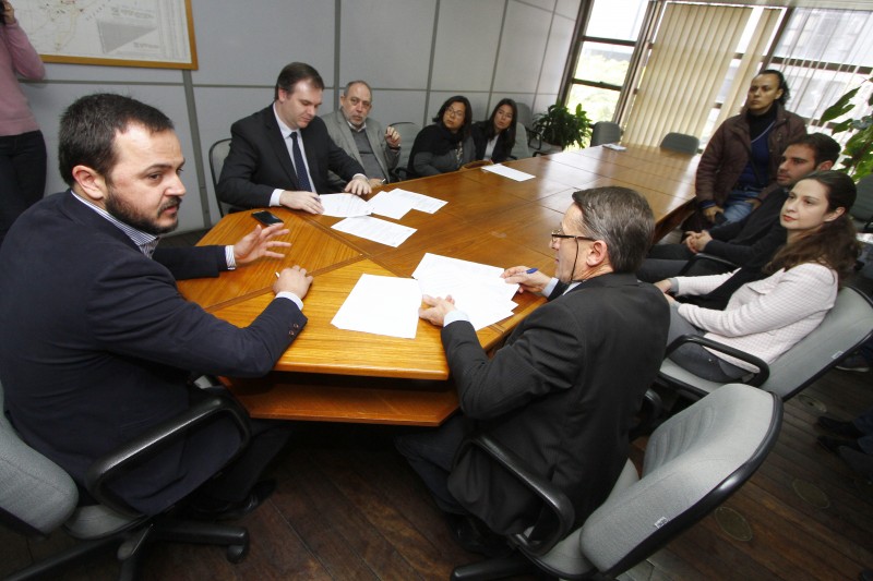 Secretário do Trabalho, Catarina Paladini (esquerda, na foto) com representantes da FGTAS, FEE e Dieese