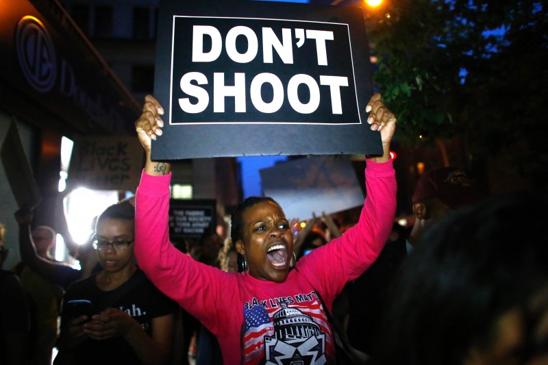 A frase 'black lives matter' (vidas negras importam) foi usada como slogan das manifestações