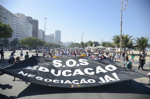 Profissionais de educação fizeram ato na praia de Copacabana pedindo melhores condições de trabalho