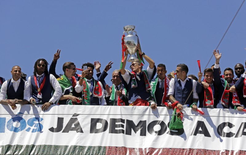 A seleção portuguesa comemorou com milhares de torcedores nesta segunda-feira 