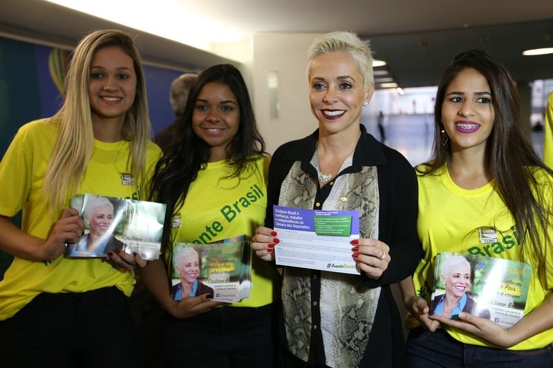 Cristiane Brasil lançou sua candidatura ao lado de um grupo de cabos eleitorais