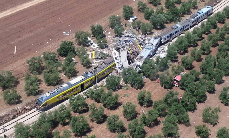 Ao menos 20 pessoas morreram e diversas ficaram feridas depois que dois trem colidiram de frente
