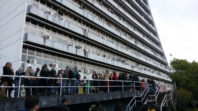 Servidores do Detran-RS em greve fazem protesto no Centro Administrativo para pressionar governo